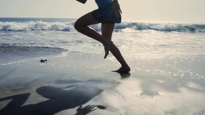 享受大海的年轻女子。玩波浪。跳跃