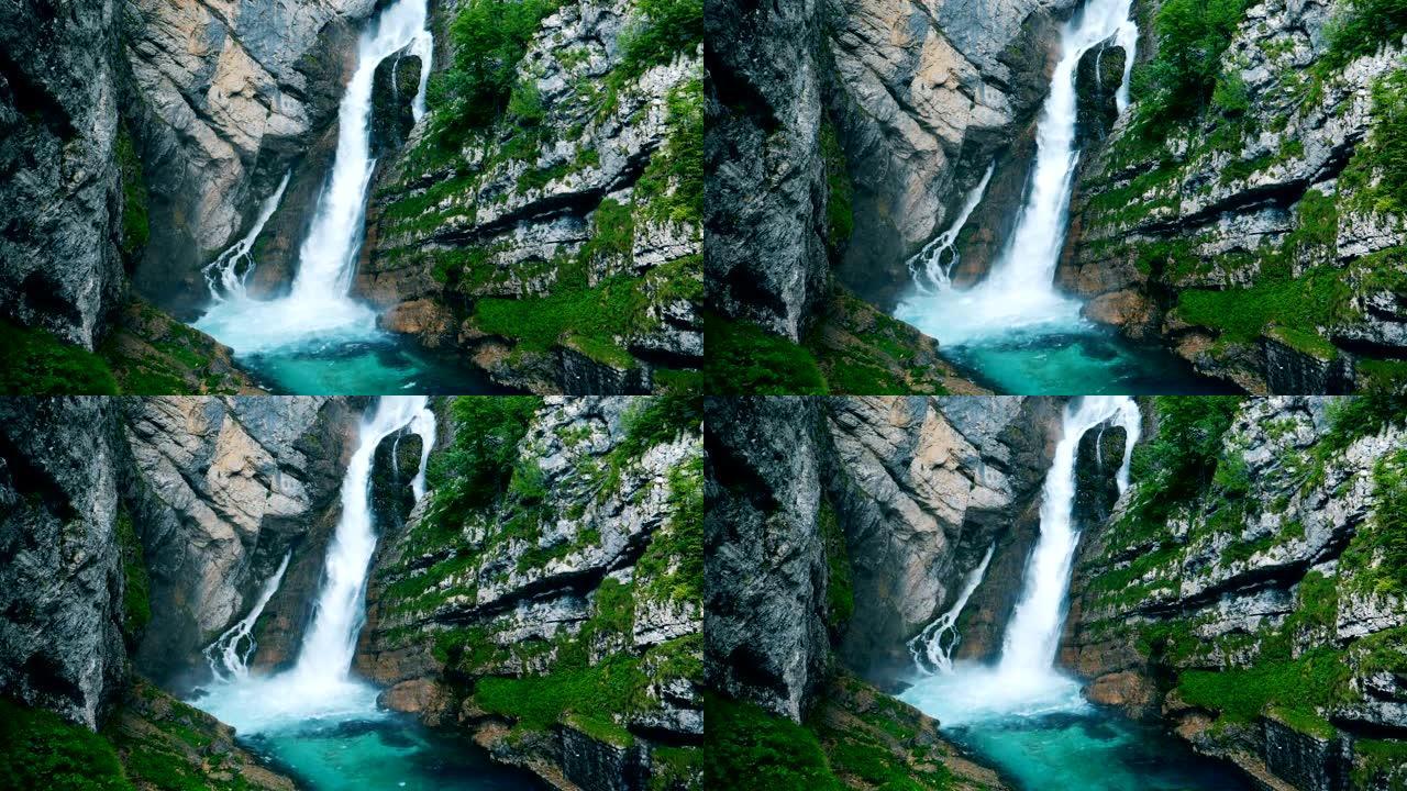 一个大瀑布飞溅。瀑布在峡谷中流下并进入河流。