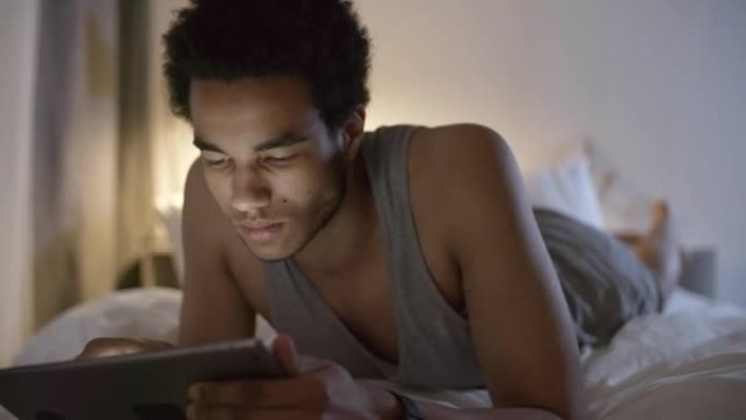 黑人使用智能手机观看视频