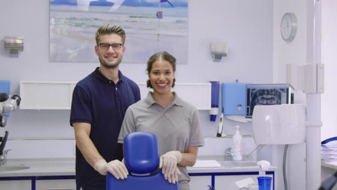 微笑的多民族牙科工作者在诊所