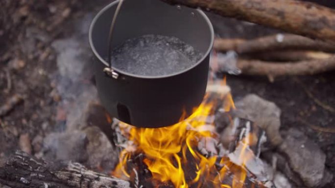 篝火上的锅中沸腾的水
