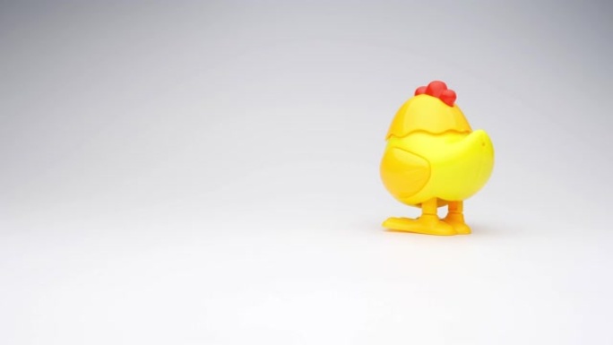 发条黄色玩具鸡。蹦蹦跳跳特写小黄鸡