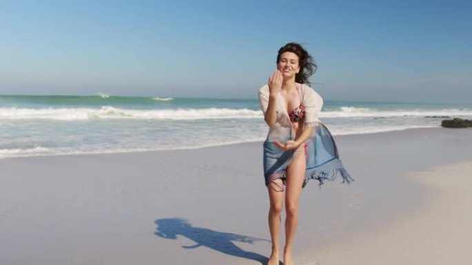 年轻女子在海滩4k跳舞