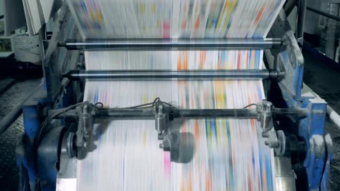 工业机器正在高速运输印刷纸