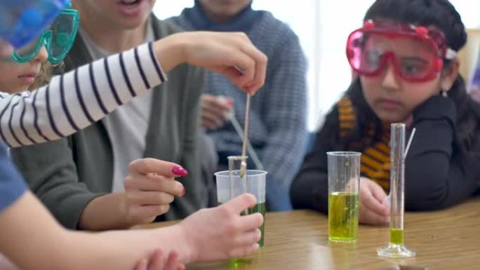 老师和学生在教室里做化学实验。