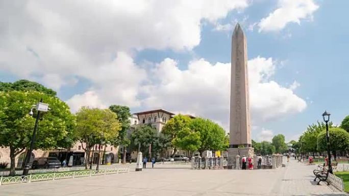 延时: 土耳其伊斯坦布尔老城广场的狄奥多西方尖碑上的旅行者人群