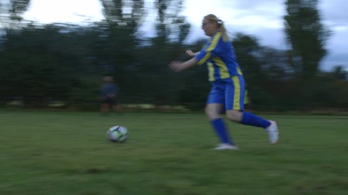 女子足球比赛踢球队员草坪