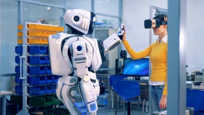 一个戴VR眼镜的女人检查机器人。虚拟现实游戏概念。