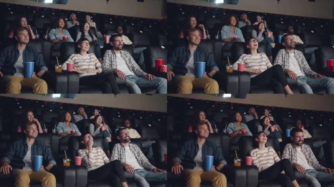快乐的女孩和男人在电影院看电影开心