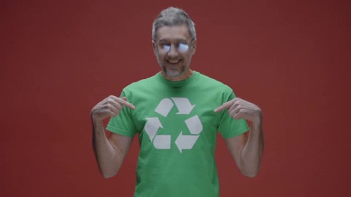 男子指着t恤上的回收符号