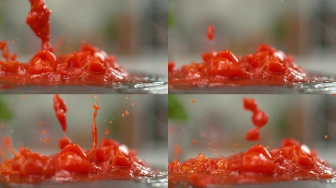 宏观: 切碎的樱桃番茄在黑盘上变成煮熟的番茄酱。