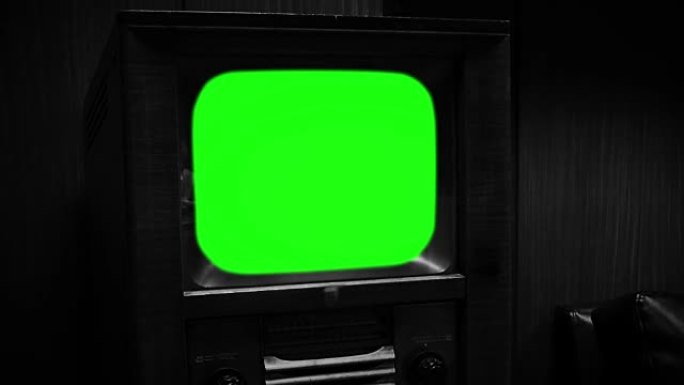 绿屏旧木制电视。黑白色调。缩小。