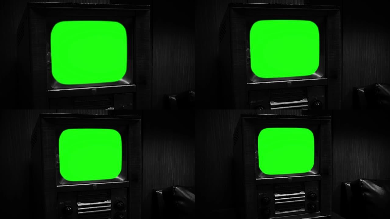 绿屏旧木制电视。黑白色调。缩小。