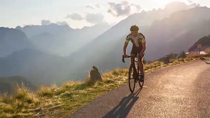 确定的专业公路自行车运动员在山区进行运动训练