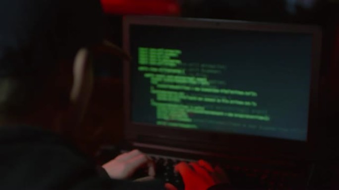 危险的黑客在笔记本电脑键盘上打字