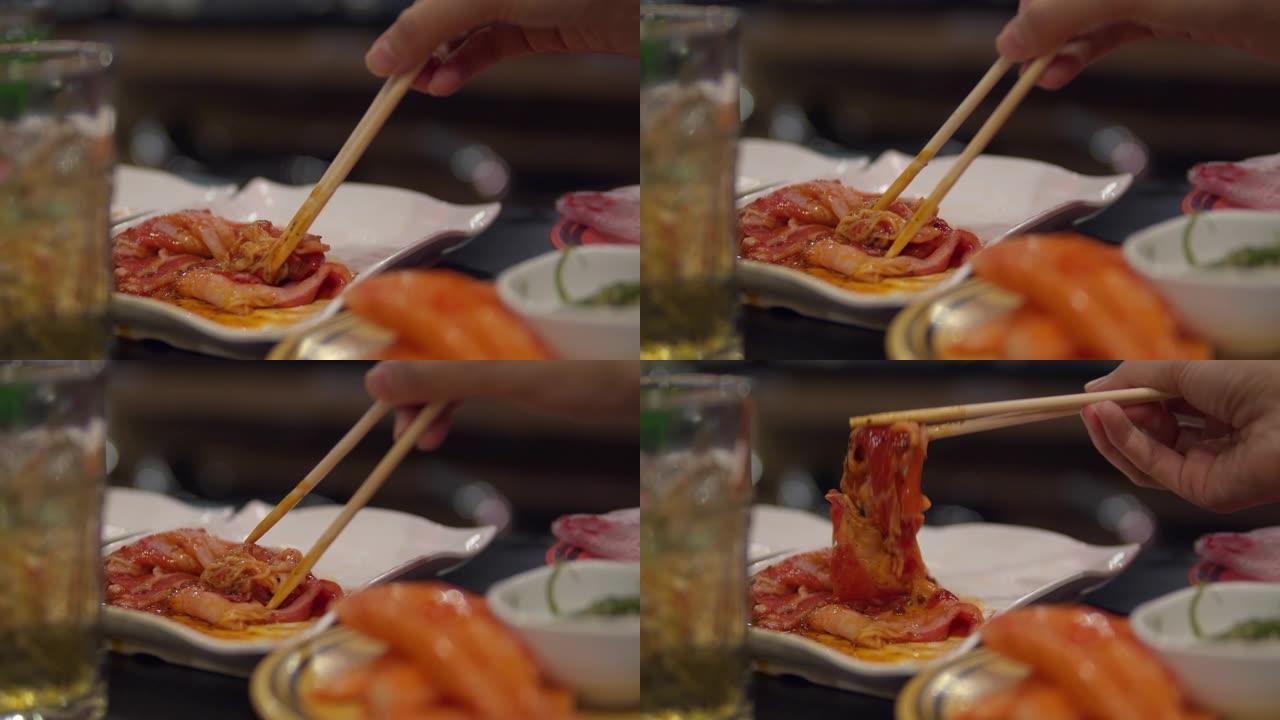 在餐厅里，女人用筷子捏韩国泡菜的4k镜头。