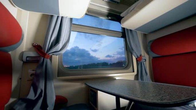 暮色中火车客舱的全景。乘火车旅行的概念。铁路旅行概念。