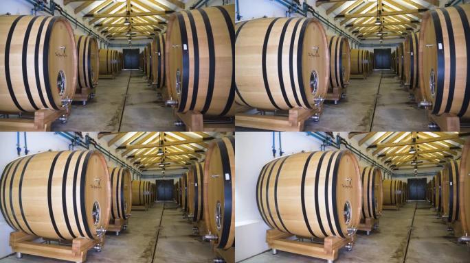 南非西开普省葡萄酒庄园的酒庄酒窖中的大型木制酒桶，用于发酵葡萄酒