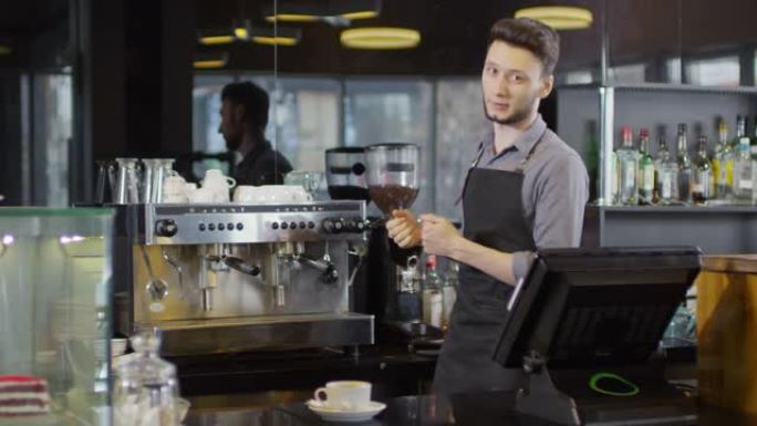 友好的男性咖啡师展示咖啡机的特点