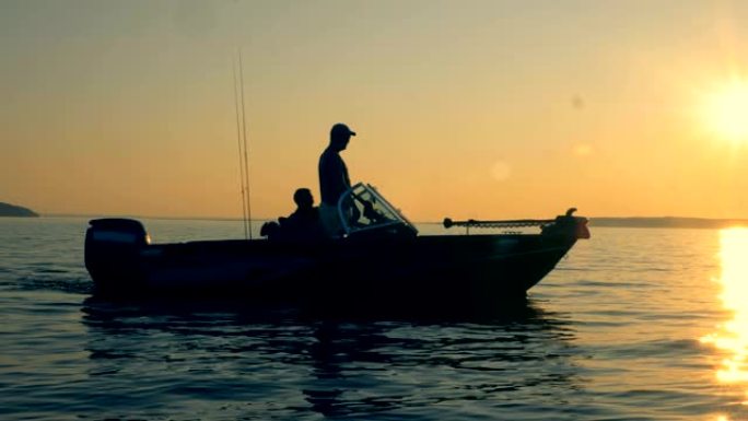 日出景观，两名男子装备在开阔水域钓鱼