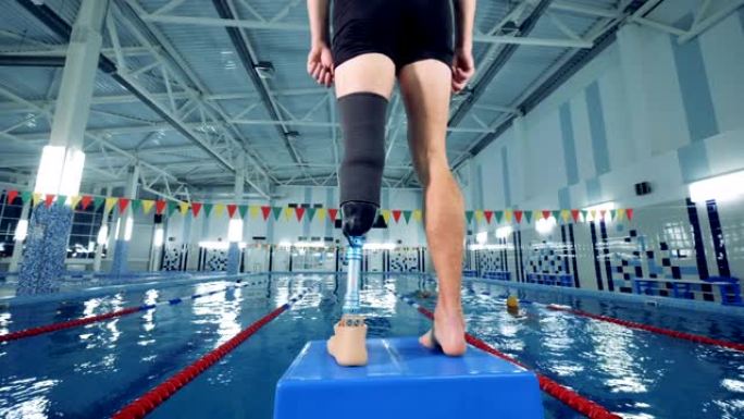 残疾人游泳前热身，后视图。