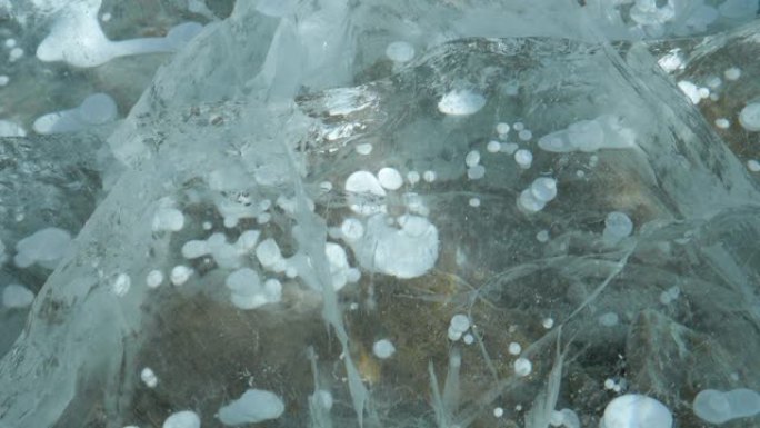 特写: 充满大甲烷气泡的冰冻亚伯拉罕湖的详细照片。