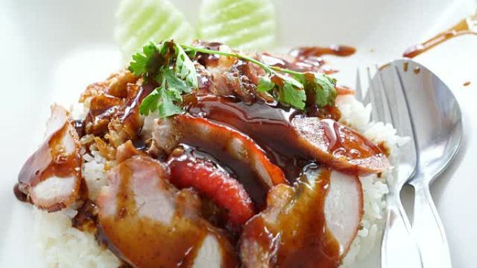 泰国菜，烤猪肉配米饭。