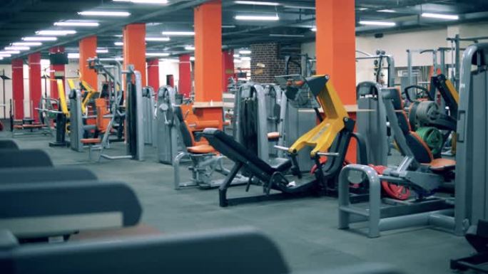 健身房内部有许多健身器材