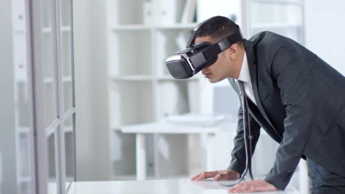 穿着西装的男人在办公室使用VR耳机