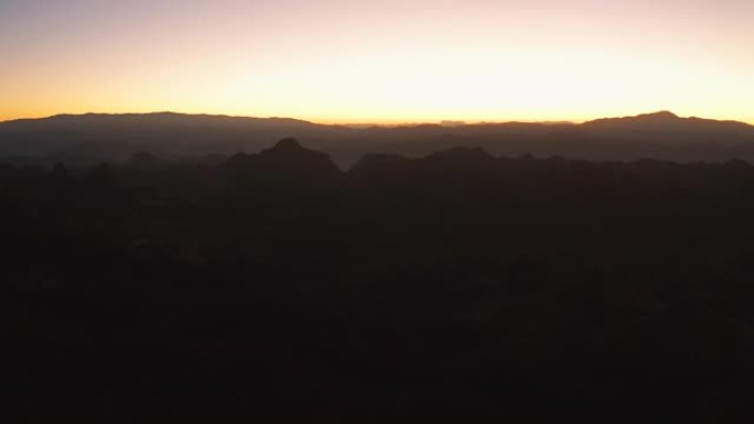 日出前的空中山脉山川山涧山峦