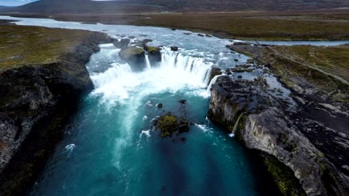 空中: 冰岛的Godafoss瀑布
