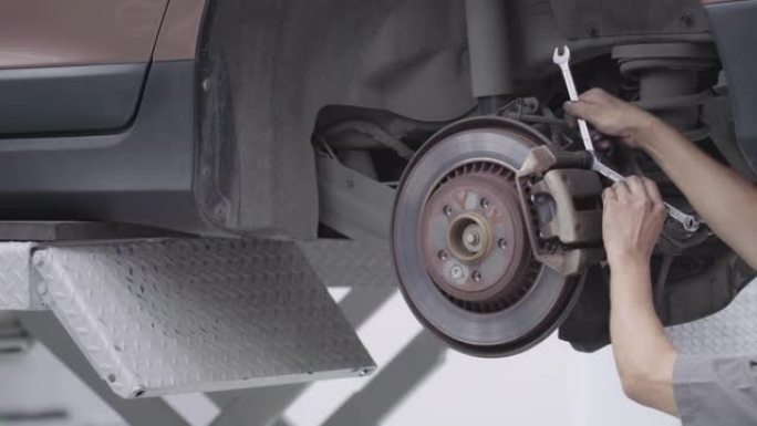 汽车服务店修理汽车车轮的4k镜头场景