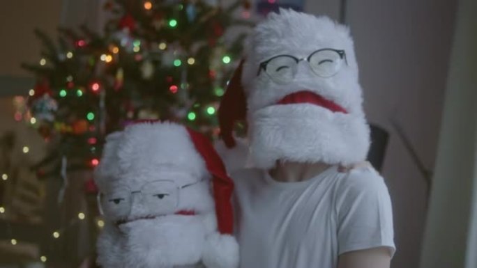 两个有趣的圣诞老人戴眼镜