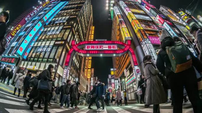 日本新宿东京市，歌舞伎町夜间的4k时间流逝，人群不明的人走在街上，交通拥挤。日本文化与购物霓虹灯街概