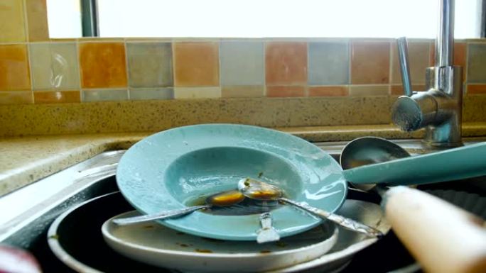 脏盘子等待清洗餐盘堆积