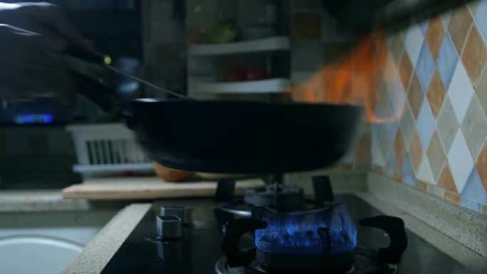 在火焰锅中烹饪