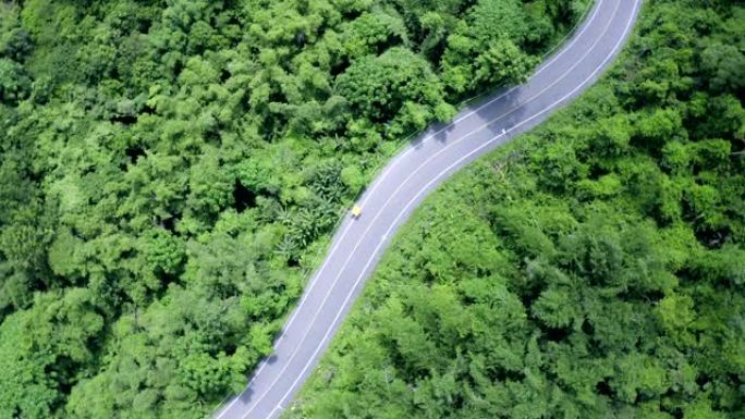 顶视图森林和山脉中的路，穿越泰国森林的公路旅行