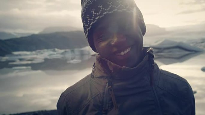 非洲民族游客享受着令人惊叹的景色。冰川泻湖
