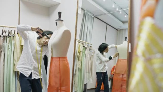 中年中国男性群瓜设计师切割图案