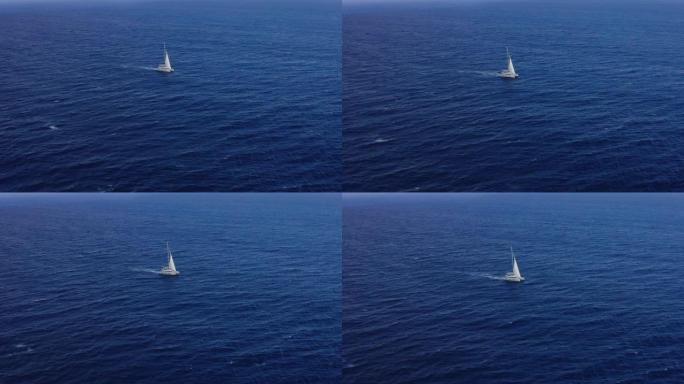 在深蓝色的大海中航行