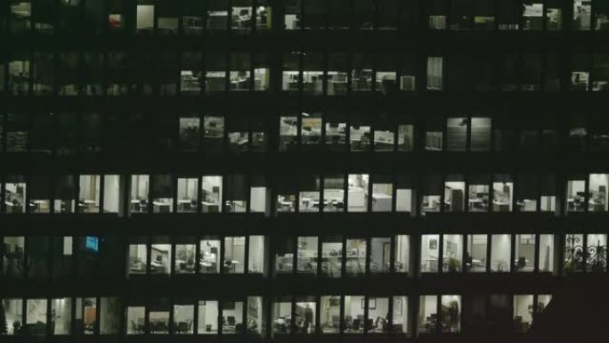 4k外部建立夜间现代办公楼的照片。