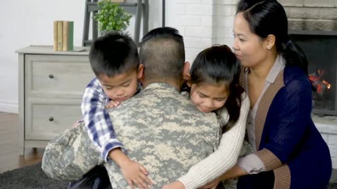 军人家庭拥抱
