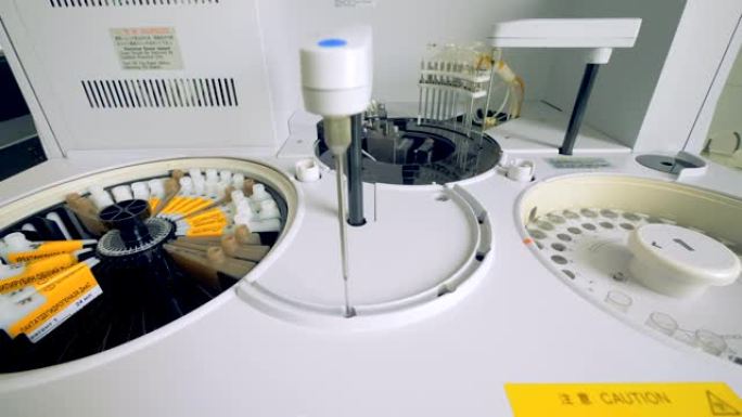 分析离心机在实验室检查血液样本。4K。