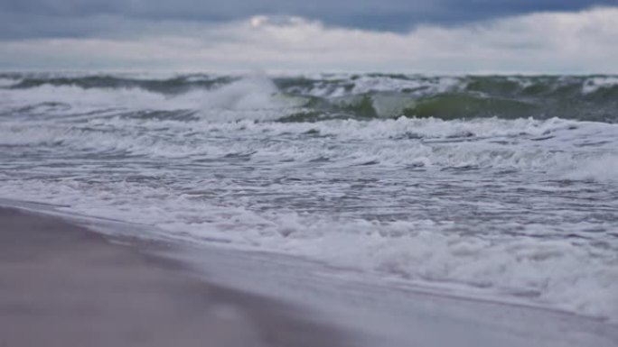 海浪。戏剧性的天空。