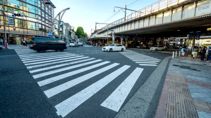 日本上野的TU人过街和交通。