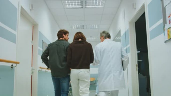 夫妇在医院走廊与医生讨论