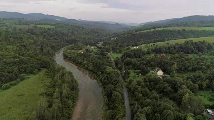 探索荒野。有河的山地景观。鸟瞰图