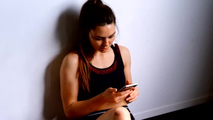 女子在健身室4k手机通话