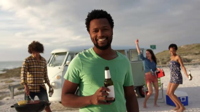 男子站在沙滩上的啤酒瓶4k