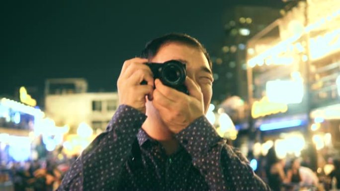 惊喜: 韩国游客在夜生活中拍照